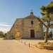 Simbolo del luogo  la Chiesa del Crocifisso, risalente al XIV secolo, che come detto accoglie la reliquia da maggio a settembre